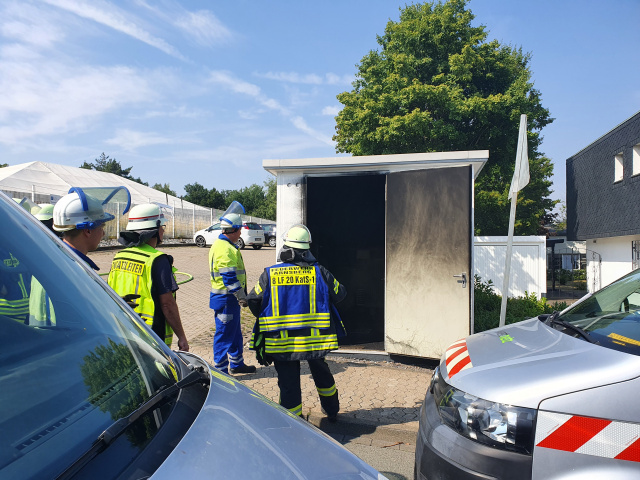 Brennt Trafostation neben Gebäude