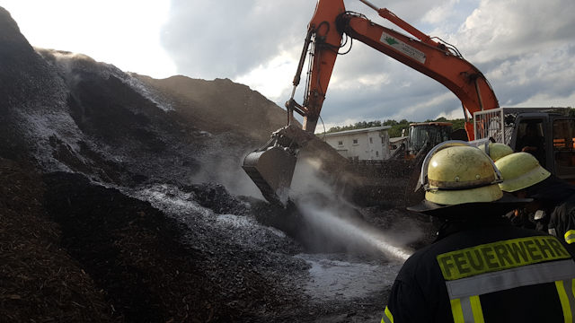 Hackschnitzelhaufen beschäftigt Betreiber – Feuerwehr unterstützt!