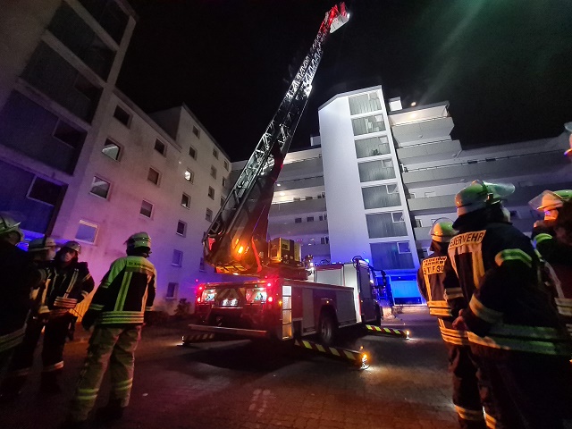 Brandgeruch und Feuerschein im Gebäude!