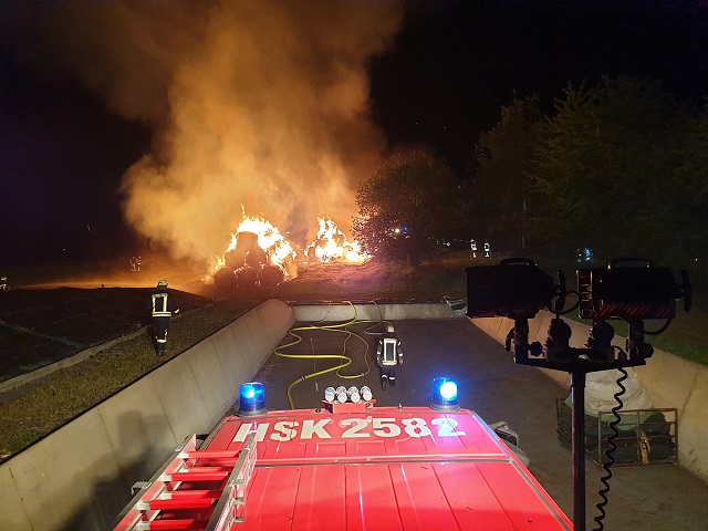 POL-HSK: Brand von 200 Heuballen auf einem Feld bei Arnsberg-Bachum!