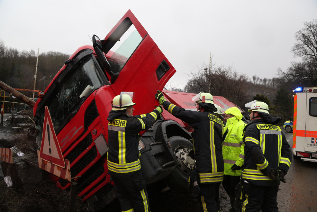 Verkehrsunfall mit eingeklemmter Person!