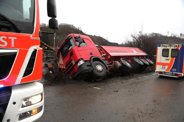 Verkehrsunfall mit eingeklemmter Person!