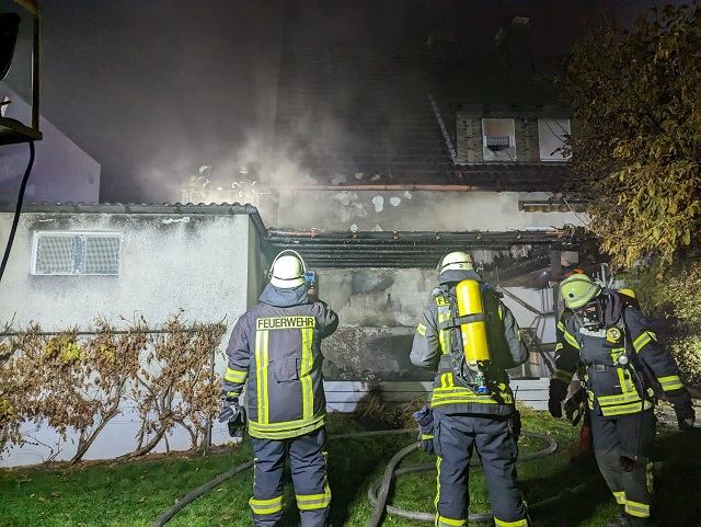 Feuerwehr rückt zu Carportbrand aus
