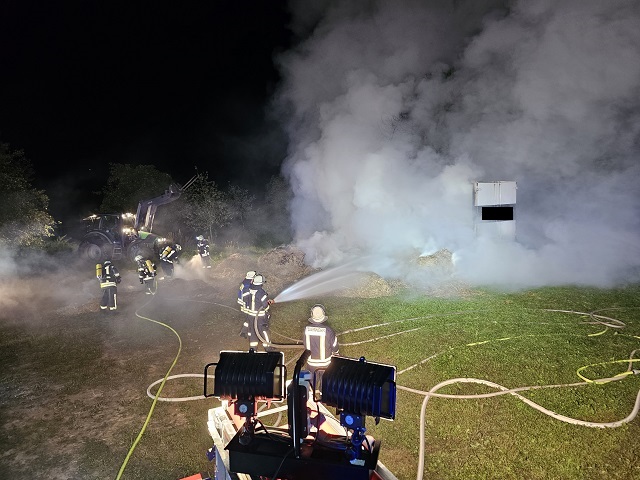 Brennender LKW-Anhänger beschäftigt Feuerwehr