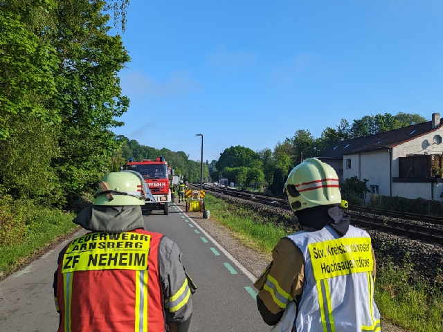 Zug kollidiert mit Wohnwagen