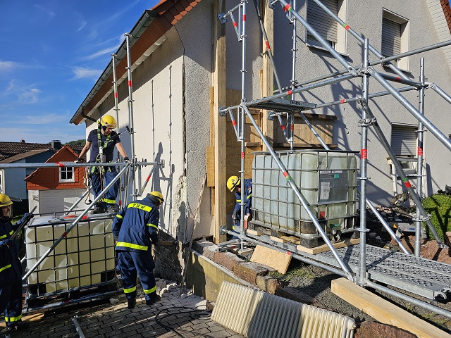Transporter fährt in Wohngebäude