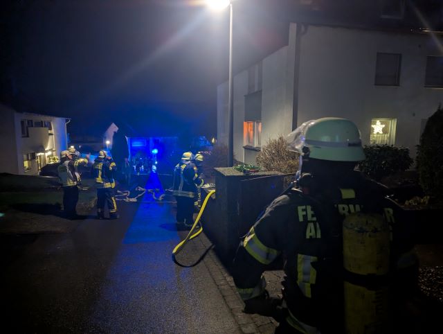 Küchenbrand bis 2.OG mit Menschenleben in Gefahr