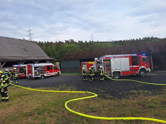 Feuerwehren aus Wennigloh, Stemel und Hachen trainieren den Ernstfall auf Wagyu-Hof