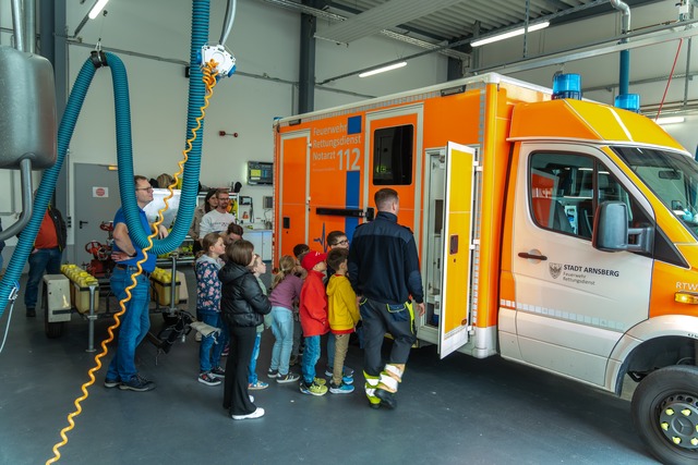 Rettungswagen besucht die Kinderfeuerwehr Bruchhausen/Niedereimer