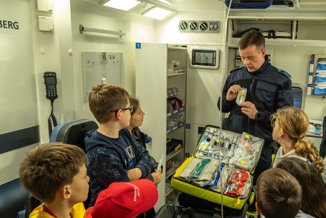 Rettungswagen besucht die Kinderfeuerwehr Bruchhausen/Niedereimer