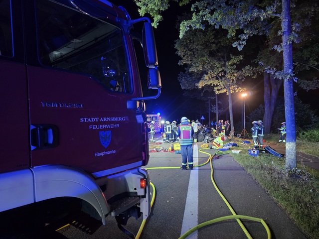 Rettungshubschrauber im Einsatz- Verkehrsunfall in der Nacht zu Samstag