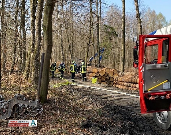 Brennt Rückemaschine im Wald! 