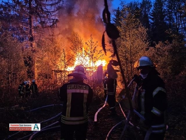Brennt Wanderhütte! 