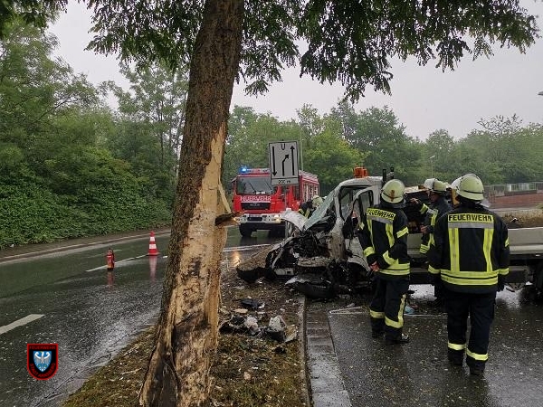Verkehrsunfall mit eingeklemmter Person! 