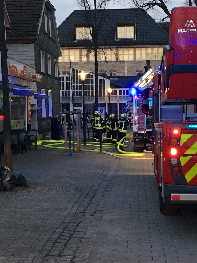 Brennt Unrat am Gebäude