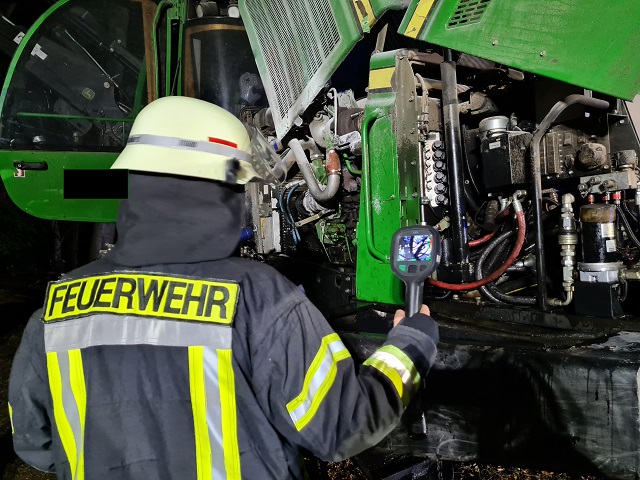 Brennt Forstmaschine im Wald